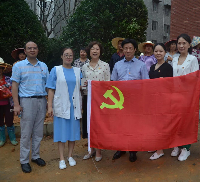 炎炎夏日送清涼，點(diǎn)滴關(guān)懷暖人心——城投集團(tuán)各黨支部開展“送清涼”慰問一線員工活動