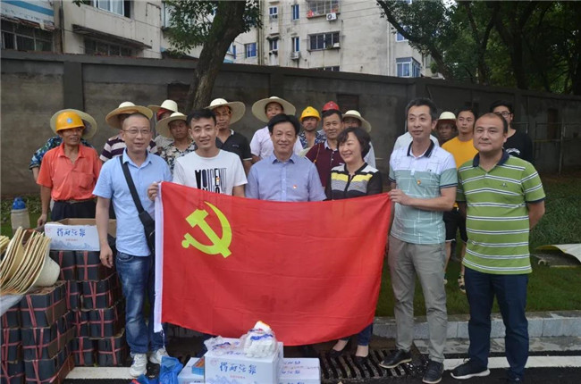炎炎夏日送清涼，點(diǎn)滴關(guān)懷暖人心——城投集團(tuán)各黨支部開展“送清涼”慰問一線員工活動