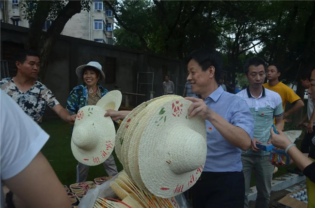 炎炎夏日送清涼，點(diǎn)滴關(guān)懷暖人心——城投集團(tuán)各黨支部開展“送清涼”慰問一線員工活動