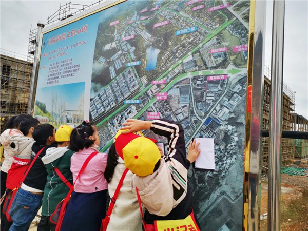 “千人市民觀察團(tuán)”走進(jìn)城投集團(tuán)龍山湖公園、陶瓷產(chǎn)業(yè)加速基地等項(xiàng)目