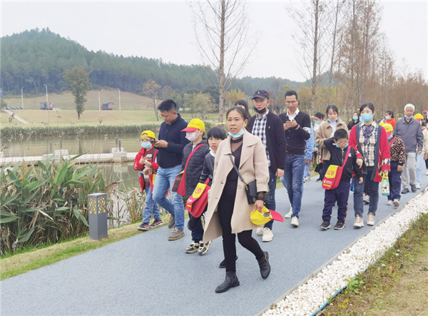 “千人市民觀察團(tuán)”走進(jìn)城投集團(tuán)龍山湖公園、陶瓷產(chǎn)業(yè)加速基地等項(xiàng)目