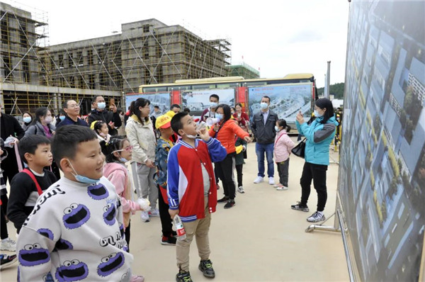 “千人市民觀察團(tuán)”走進(jìn)城投集團(tuán)龍山湖公園、陶瓷產(chǎn)業(yè)加速基地等項(xiàng)目
